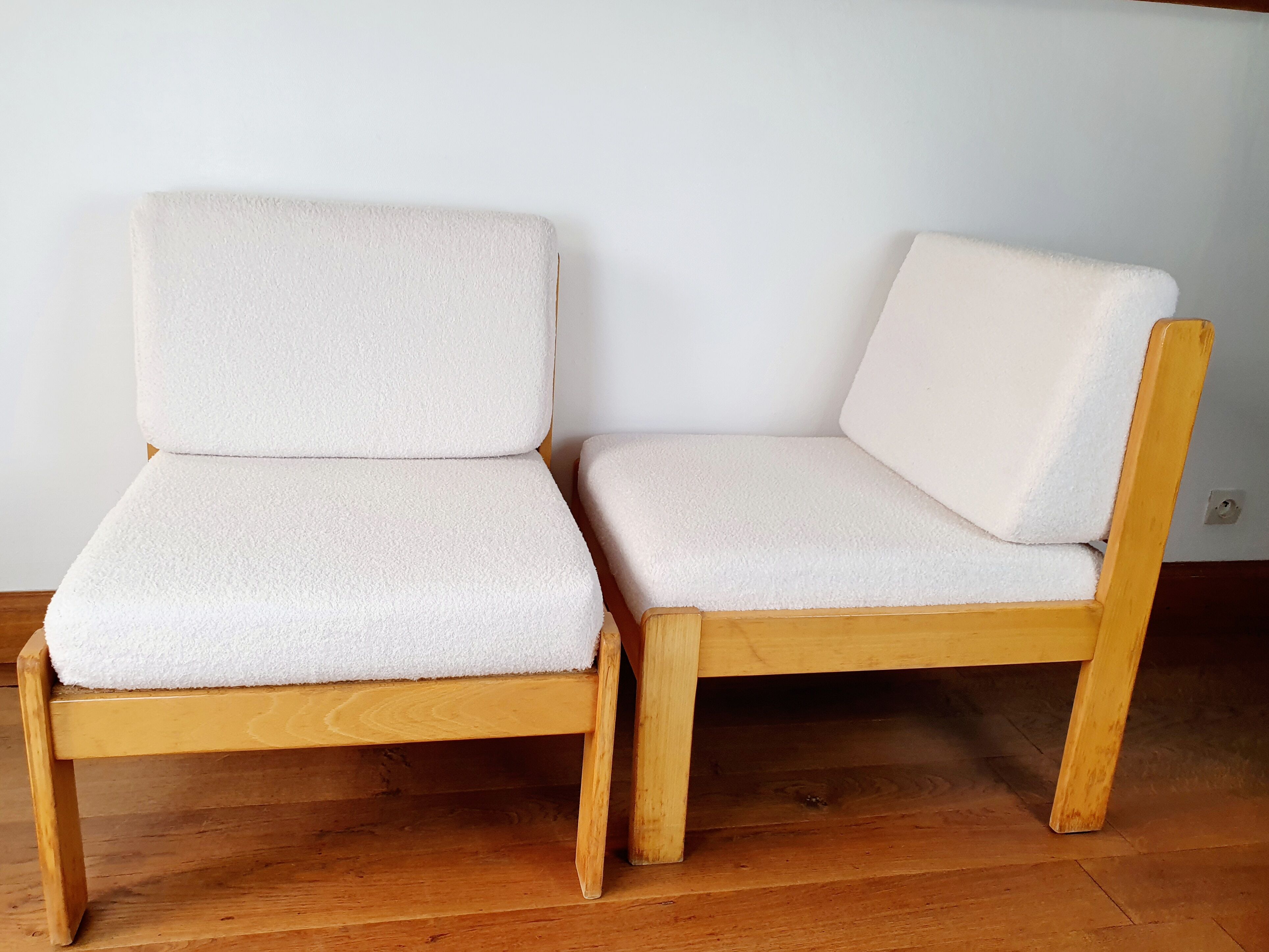 Paire de chauffeuses bois et tissu bouclette