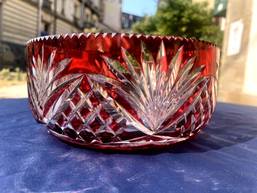 Fruit bowl or centrepiece in ruby red st. louis crystal décor.
