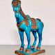 Sculpture d’un cheval Tang en faïence bleue turquoise