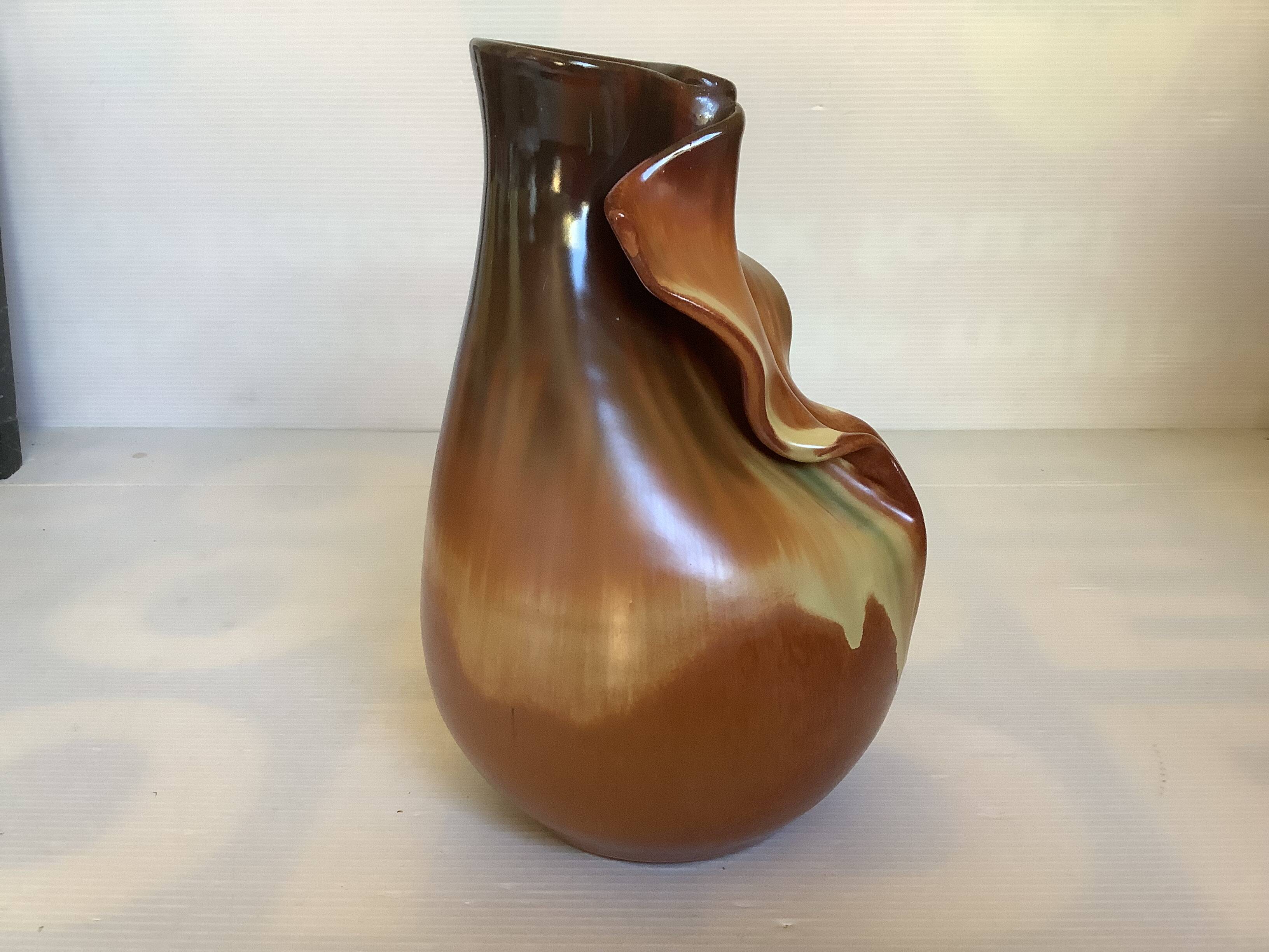 Pleated shirt collar ceramic vase