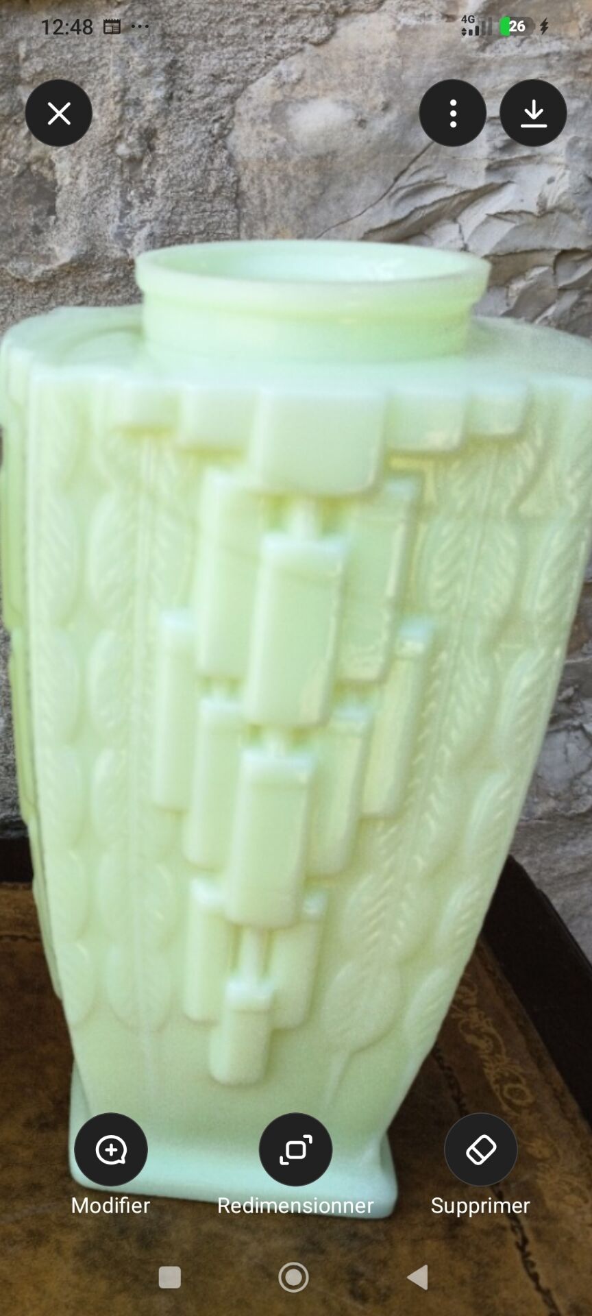 Paire de vases Art Déco en opaline uranifère vers 1930