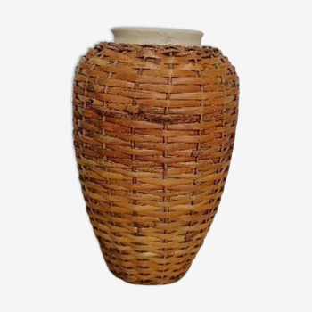 Rattan vase on ceramic