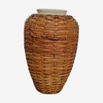 Vase en rotin sur céramique