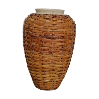 Vase en rotin sur céramique