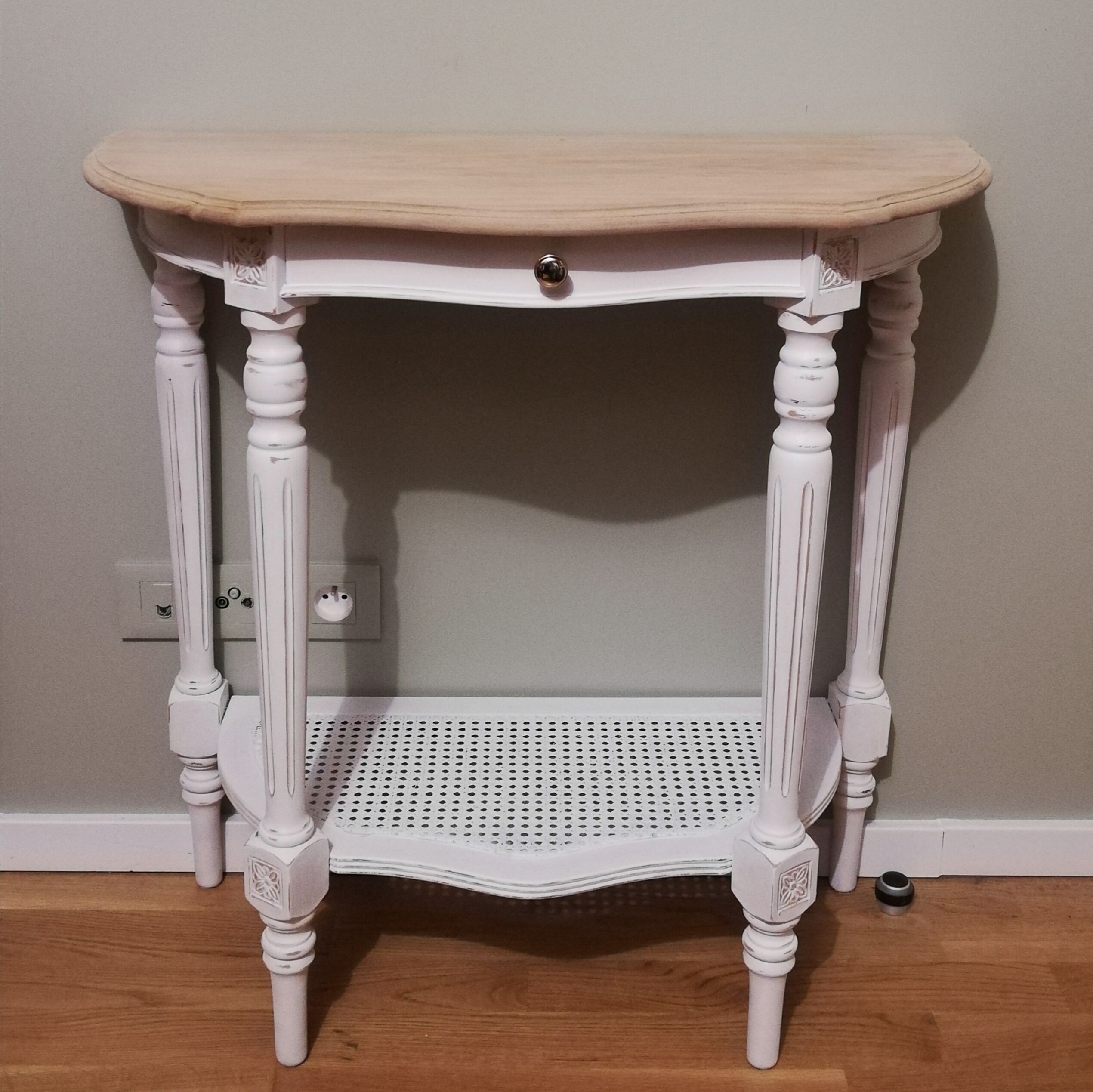 Shabby-style half-moon console