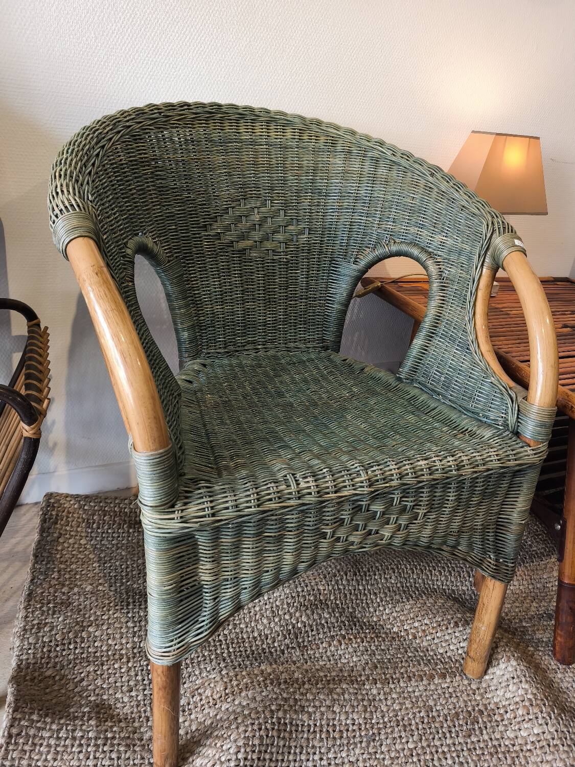Fauteuil en osier bleu