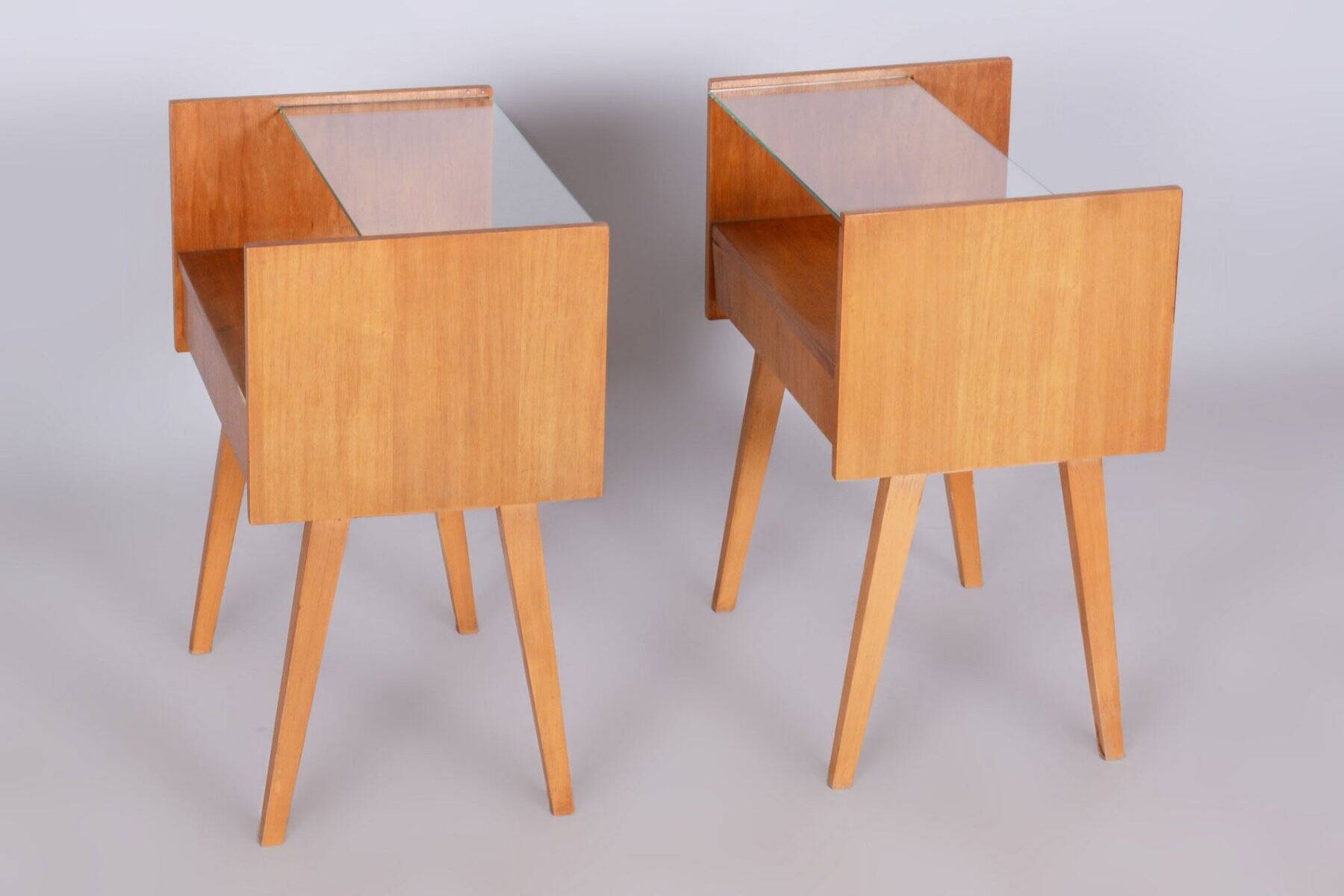 Mid-Century Modern Bedside Tables in Oak and Glass, 1950s, Set of 2