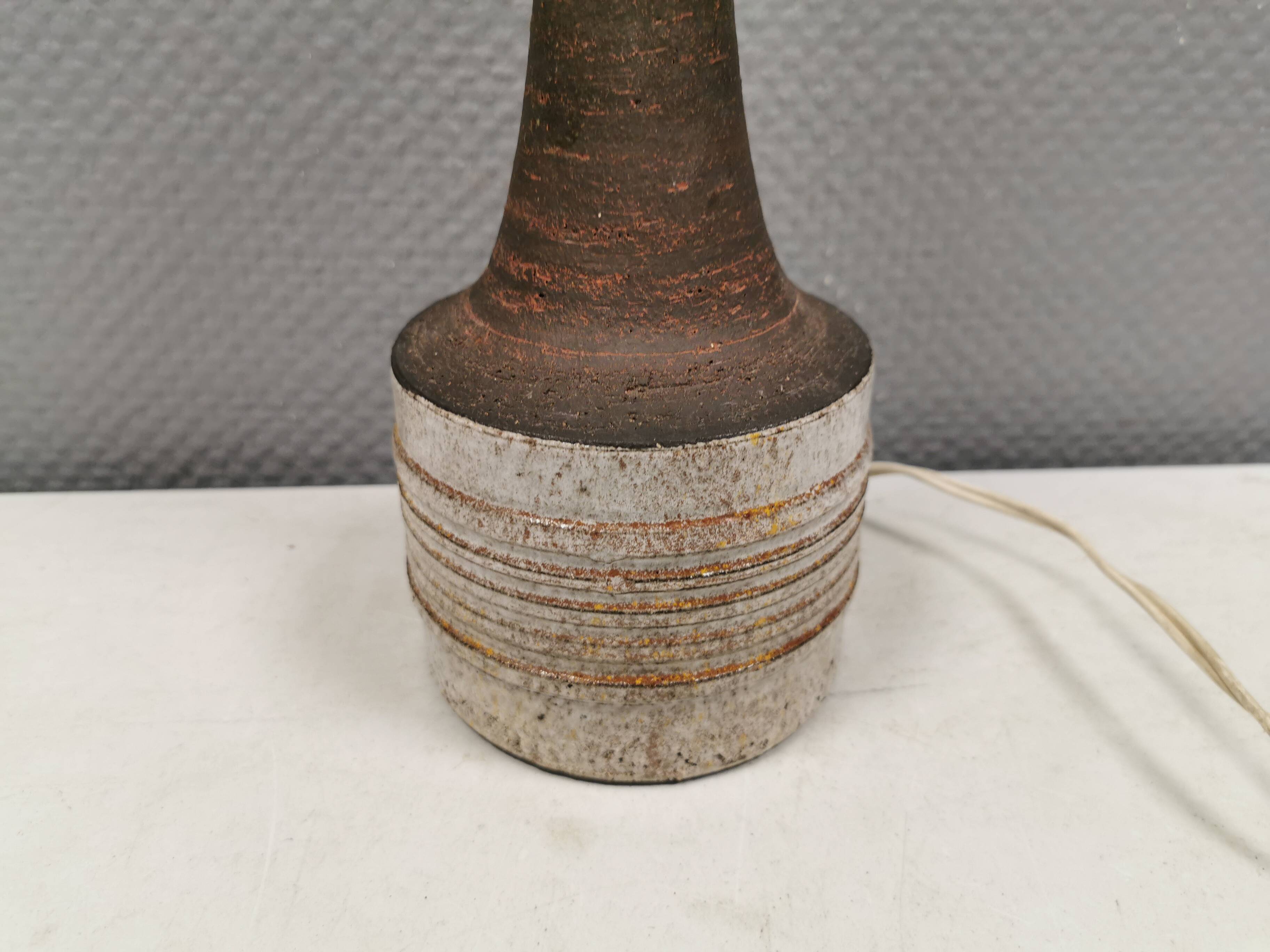Ceramic table lamp, Danish, from the 1970s-80s. In earth tones.