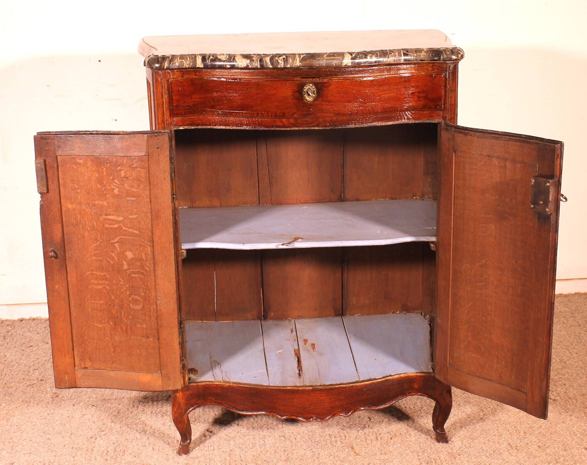 Superb Louis XV style buffet from the 18th century in oak.