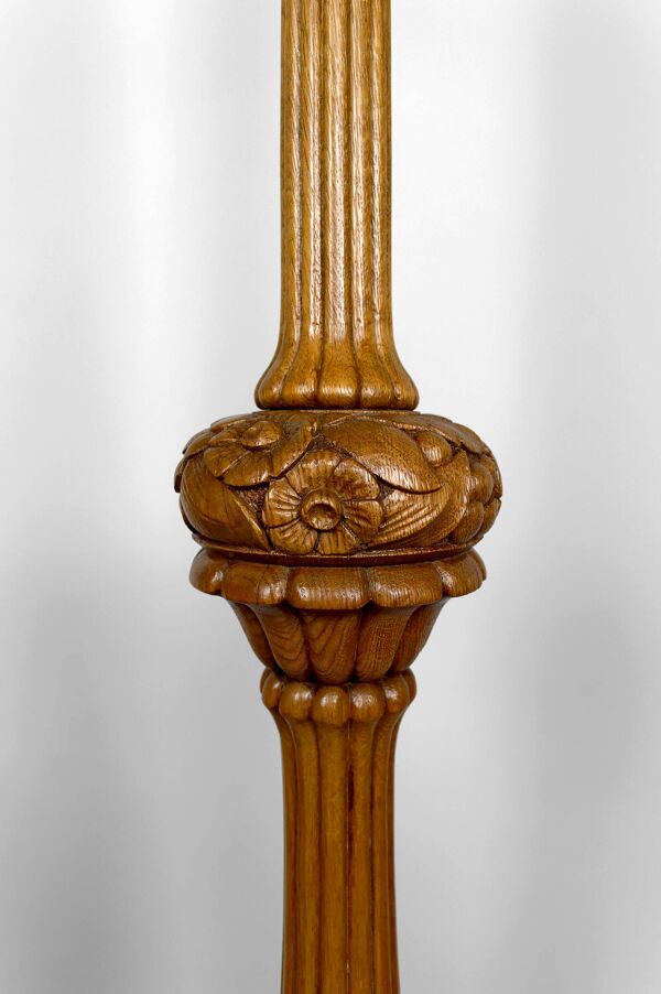 Important lampadaire Art Deco en chêne sculpté, France, vers 1920
