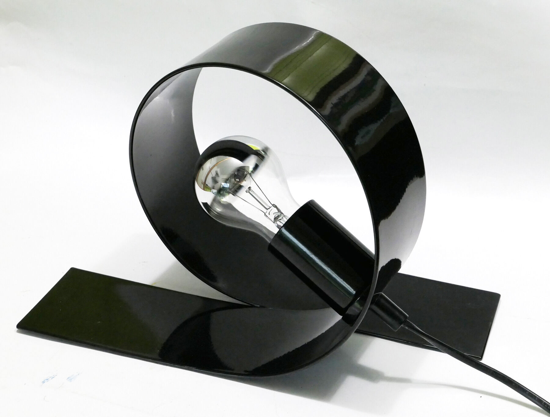 Lampe à poser design en métal laqué noir