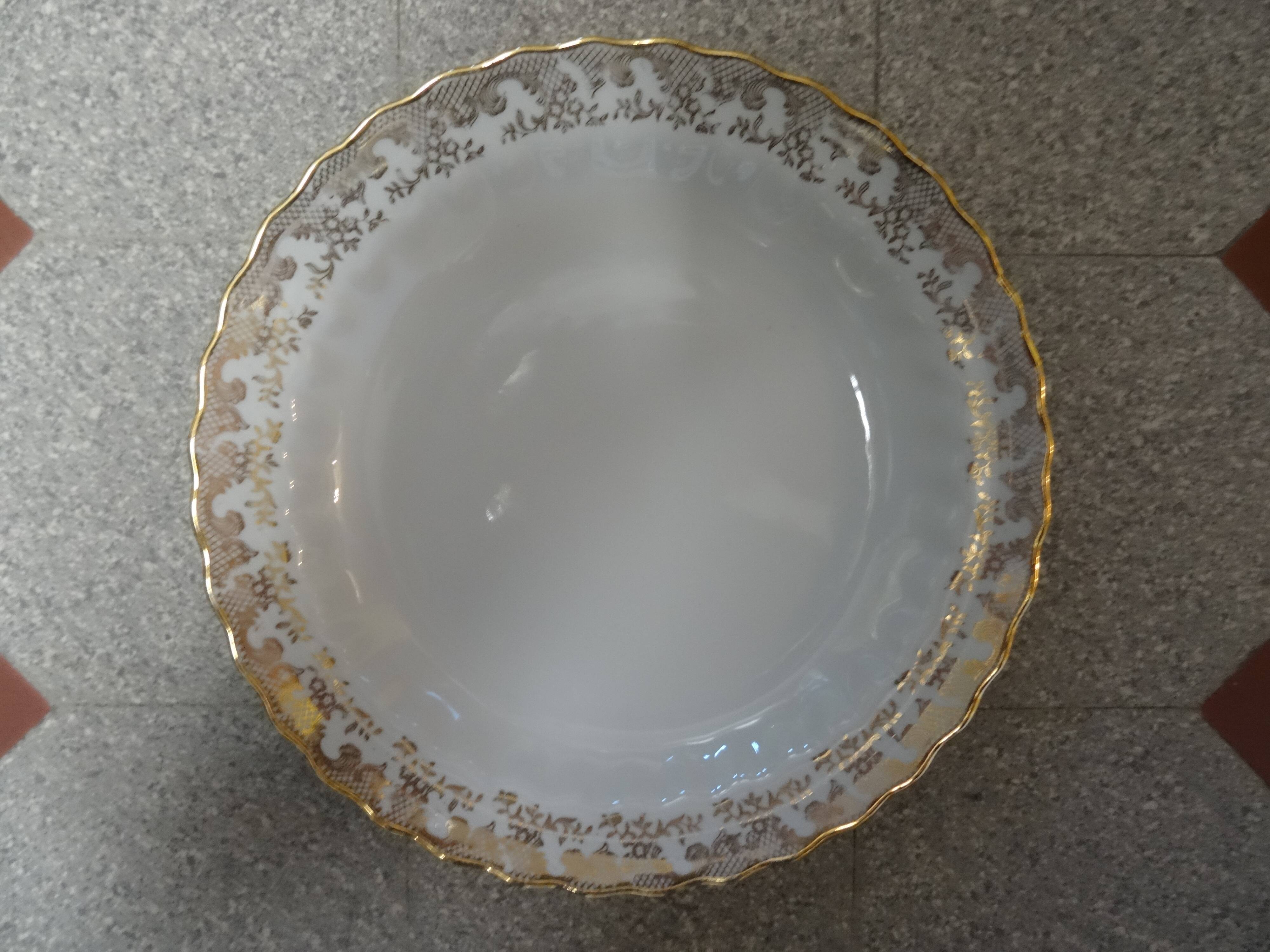 Lot de 12 assiettes blanches et or