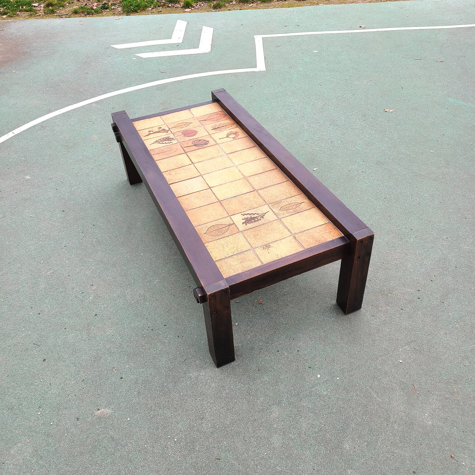 Coffee table with ceramic foliage decor