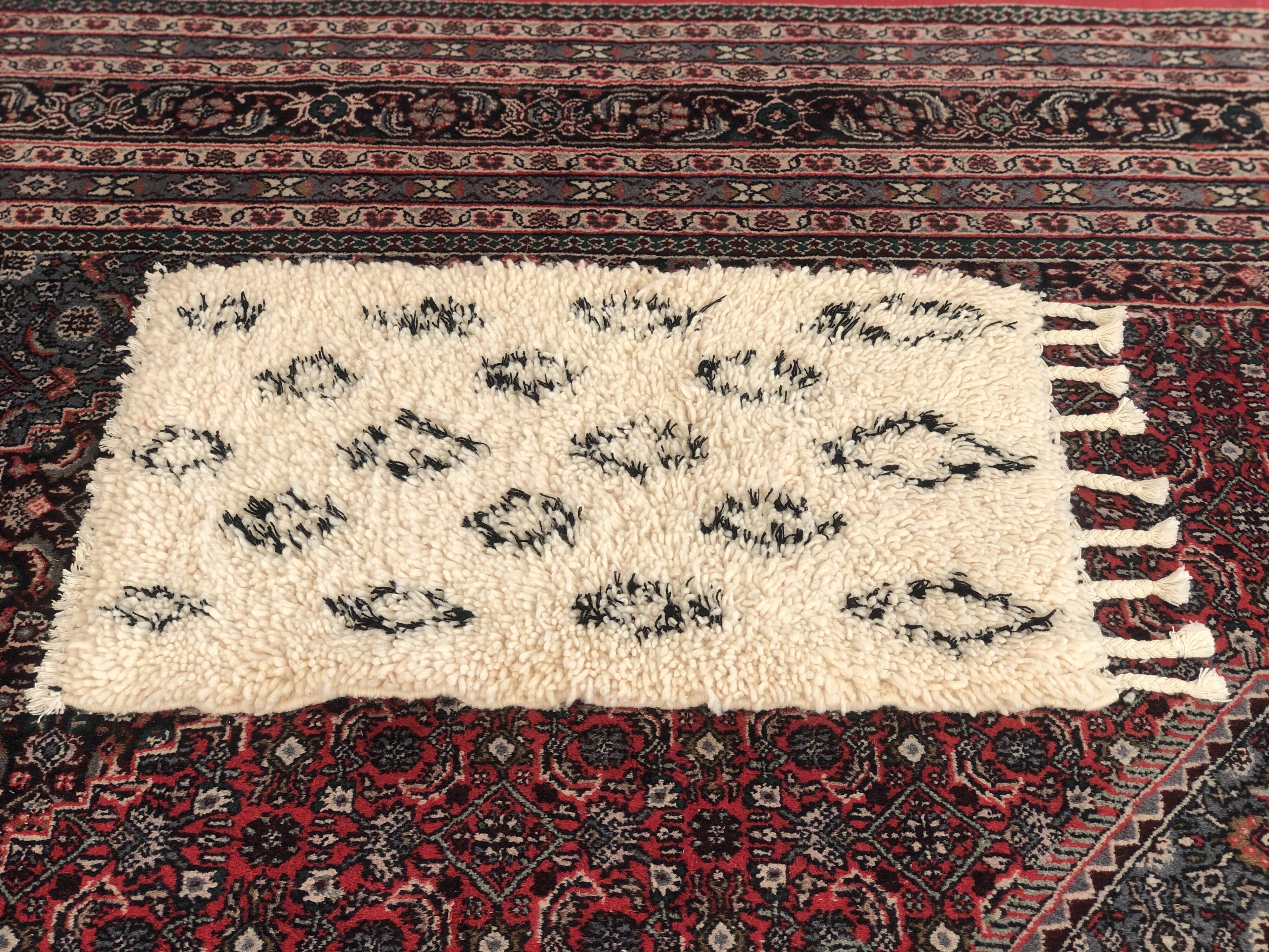 Small and thick beni ouarain berbere carpet