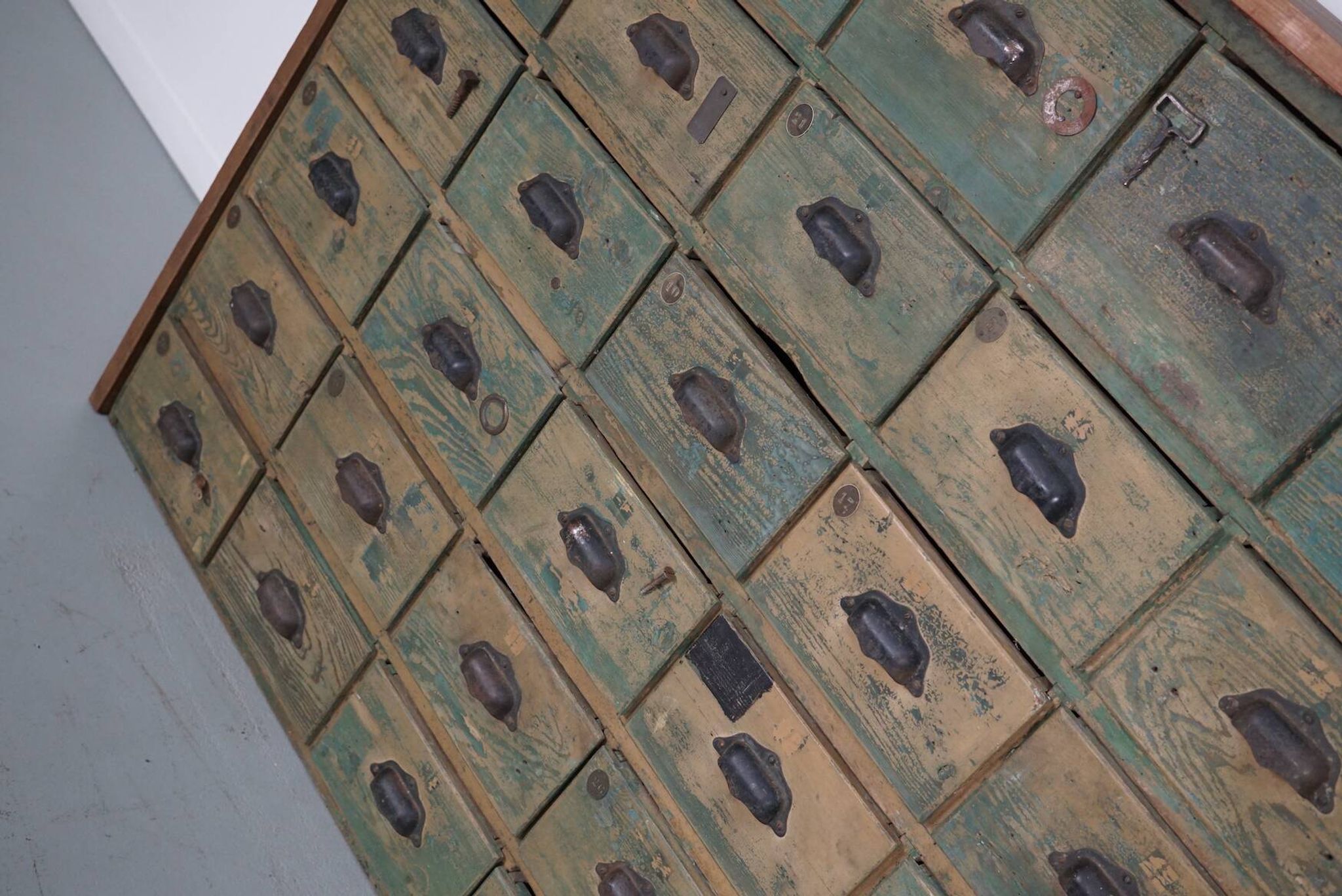 Meuble de quincaillerie industriel en pin peint, France années 1950