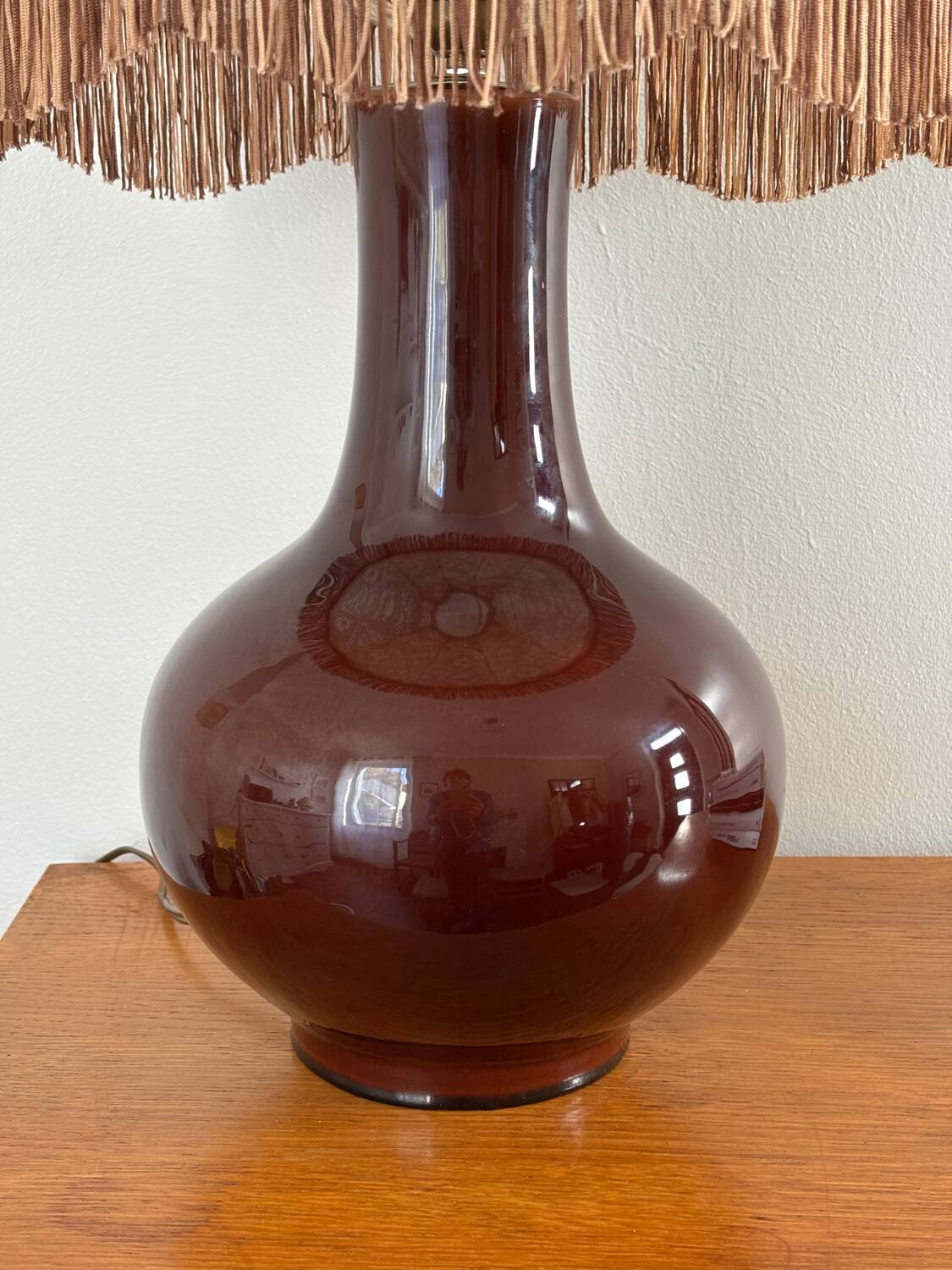 Ceramic lamp with hooked lampshade