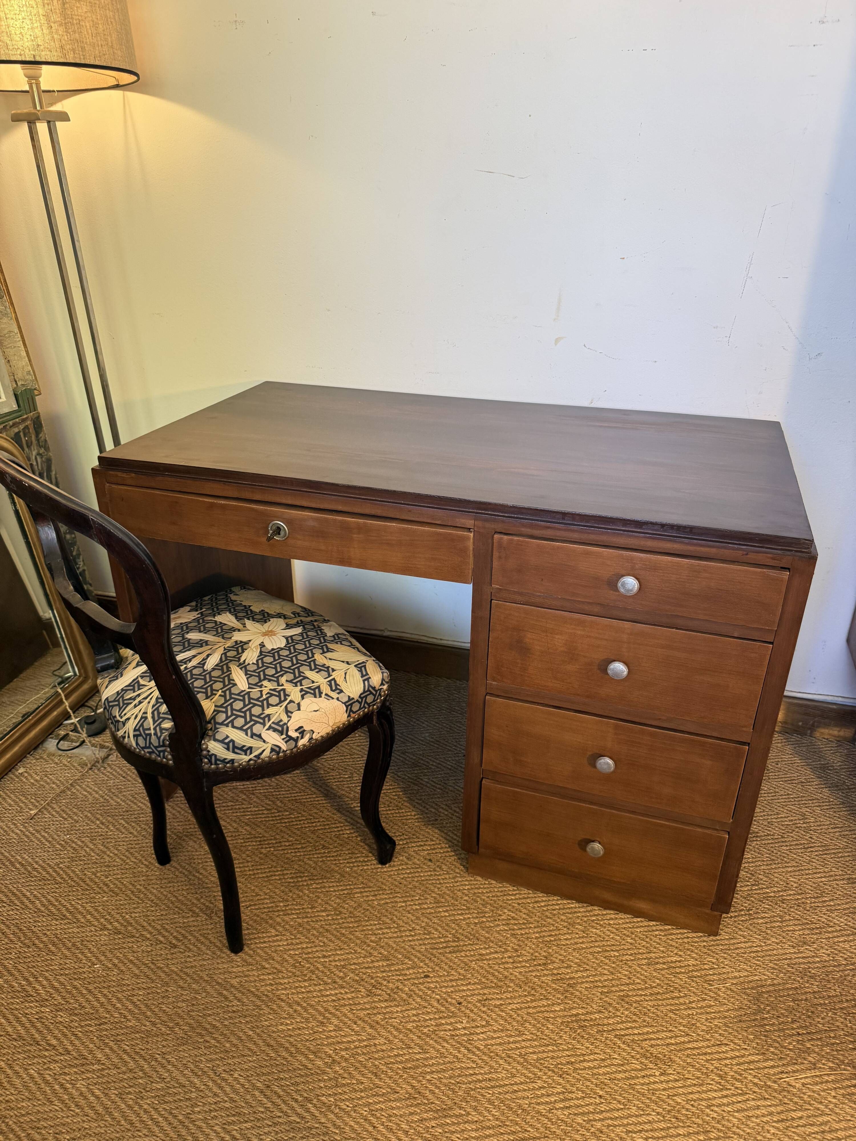 Art Deco desk in wood and walnut veneer.