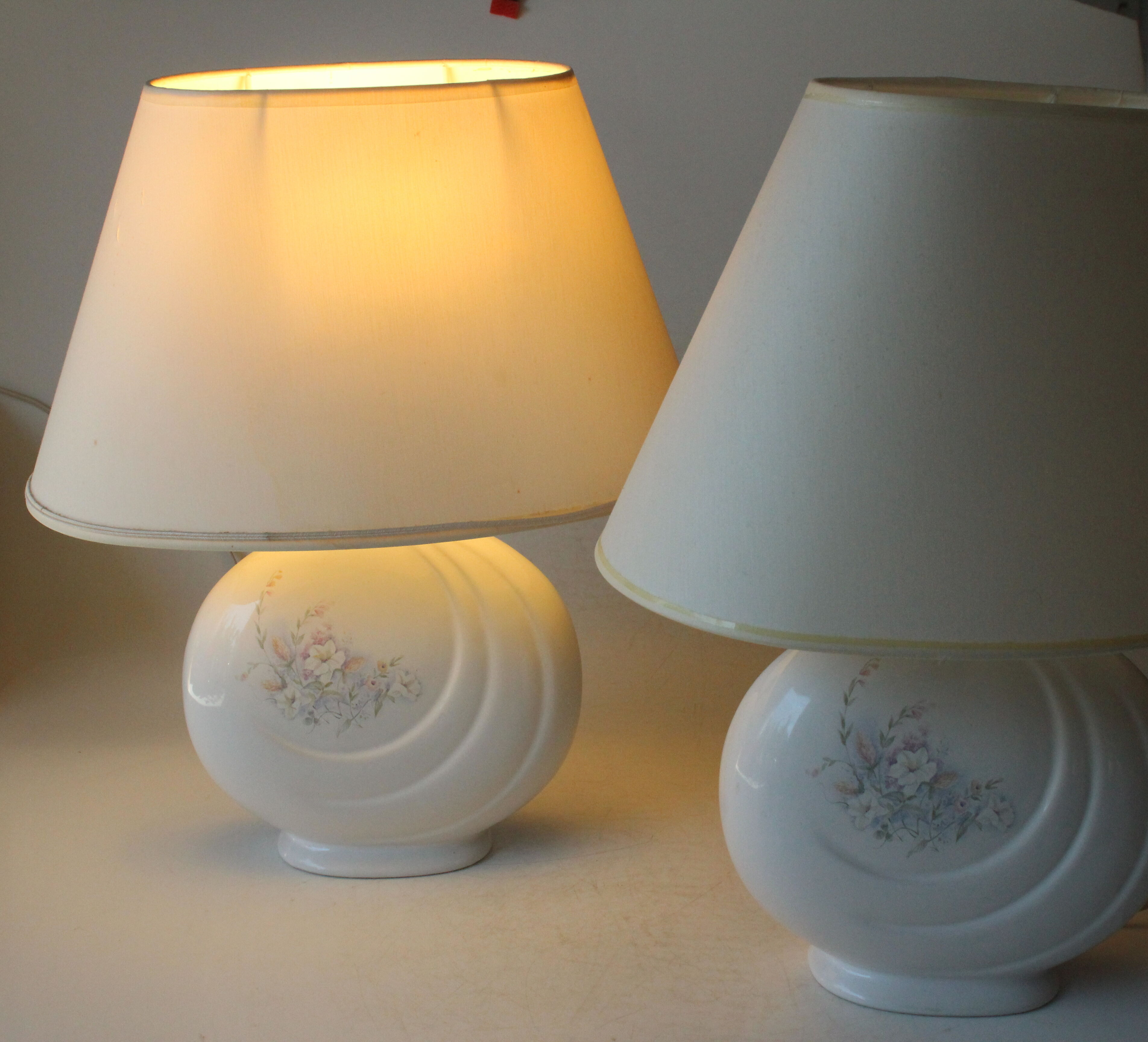 2 bedside lamps made of white ceramic with floral motifs and fabric lampshades, vintage from the 70s