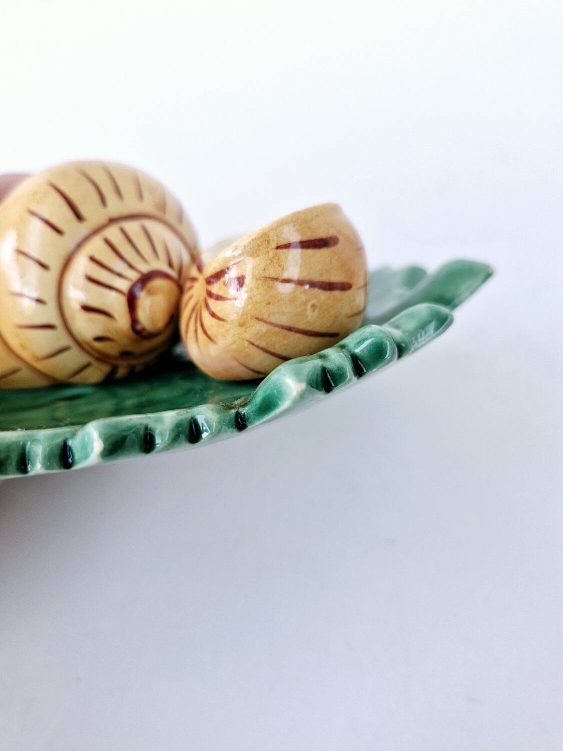 Servant Salt Pepper Mustard Ceramic DLG Vallauris Barbotine Escargot Leaf