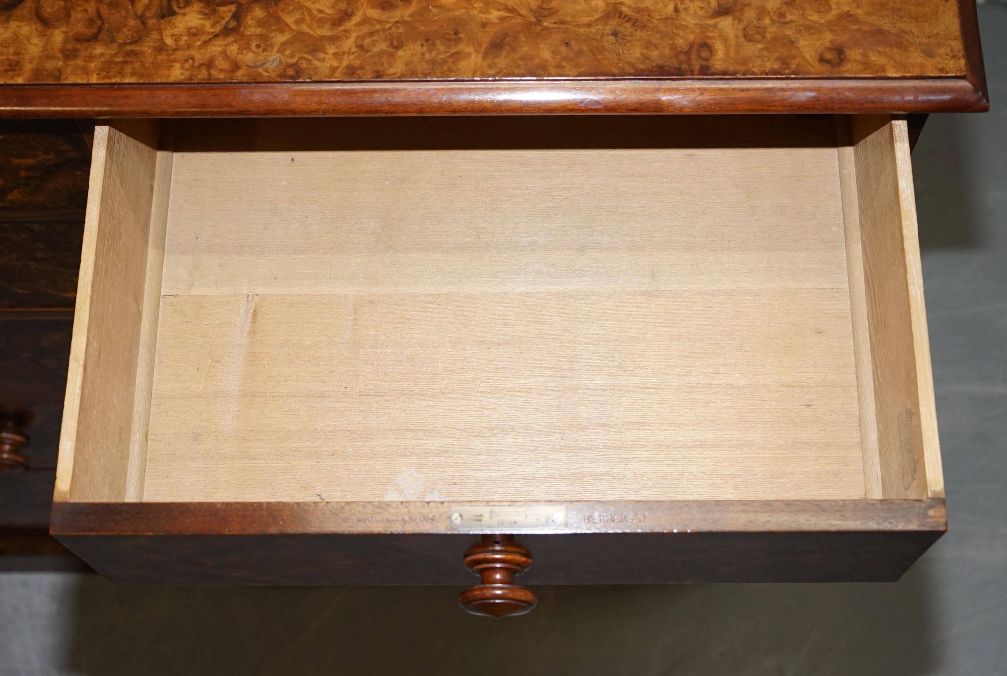 Commode militaire Howard & Son 1881 par Sir C Pigott