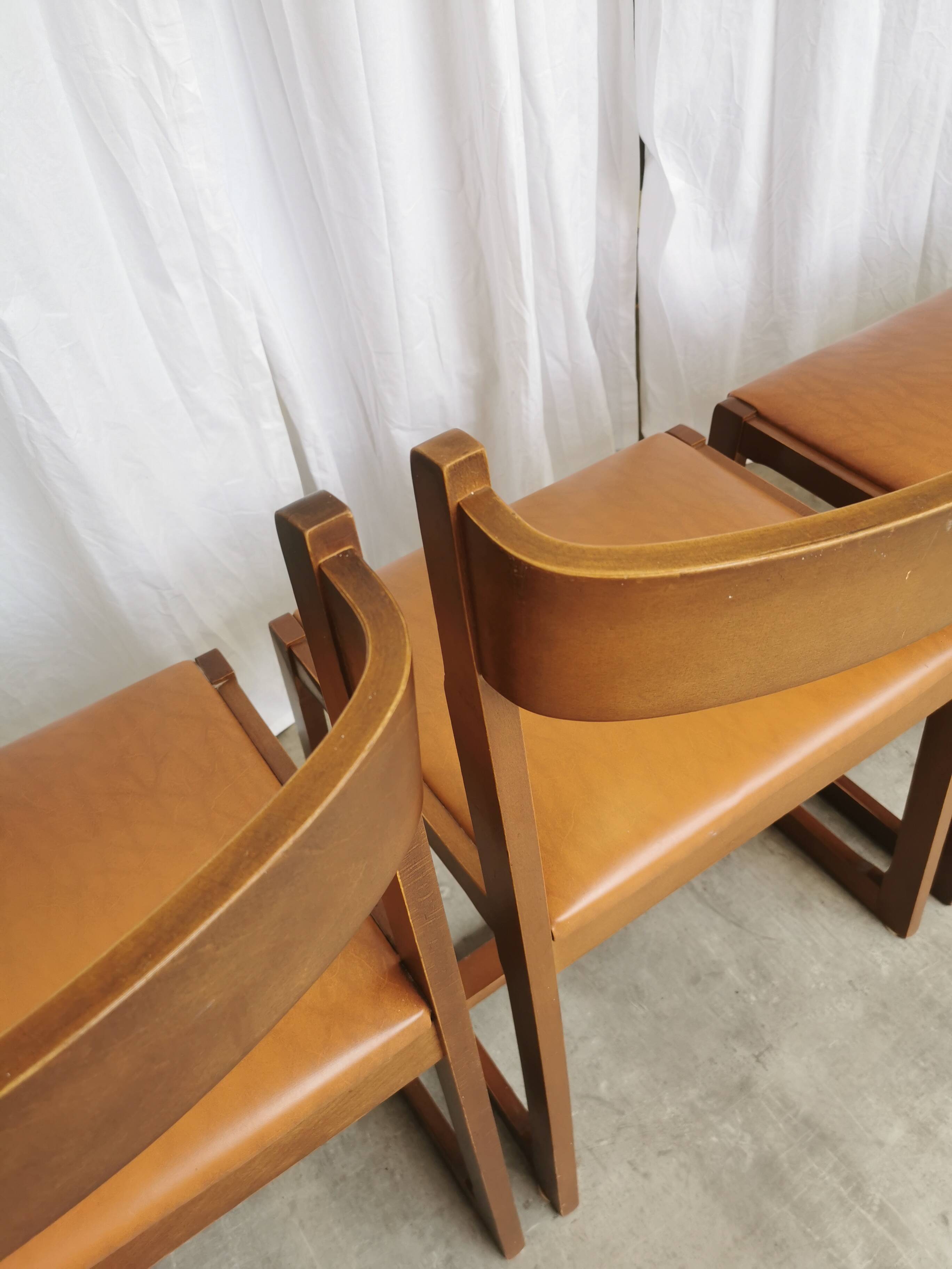 Lot de 4 chaises de salle à manger vintage / design sculptural en bois des années 70, cuir marron