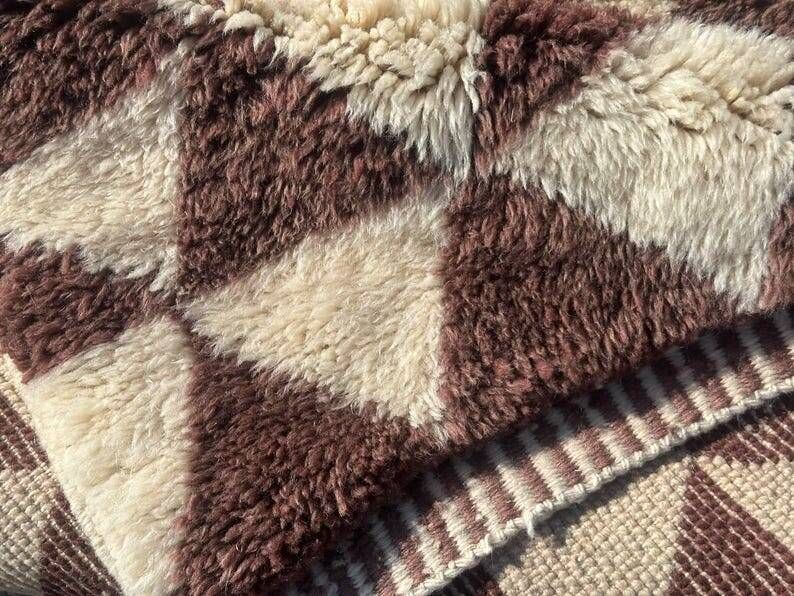 Very large Moroccan Berber rug in cream and burgundy 450x300 cm with a triangular pattern.