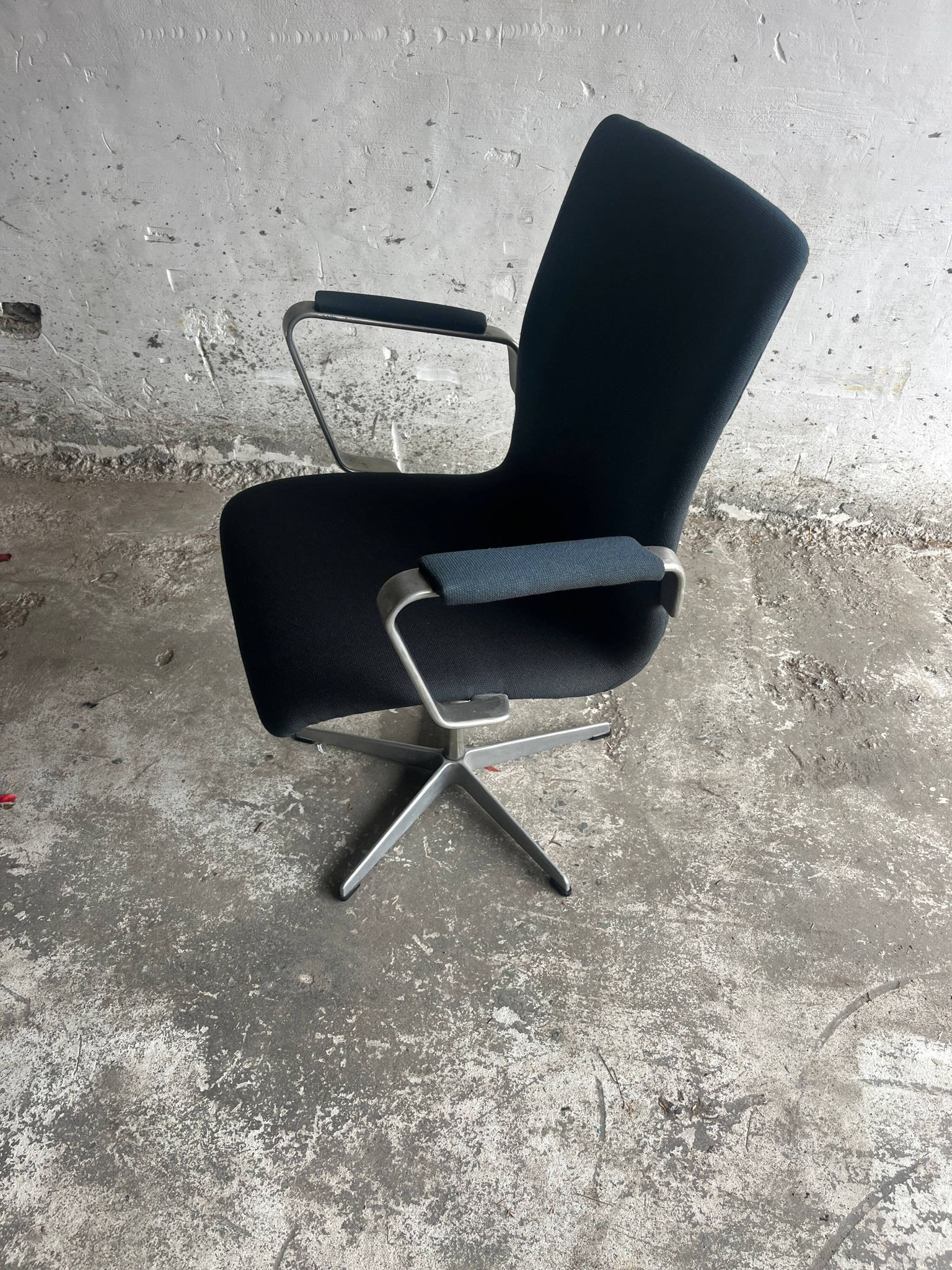 Fritz Hansen 'Oxford' Arne Jacobsen swivel chair — black wool upholstery, aluminium base, 1970s