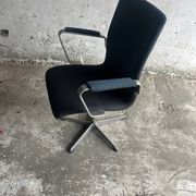 Fritz Hansen 'Oxford' Arne Jacobsen swivel chair — black wool upholstery, aluminium base, 1970s