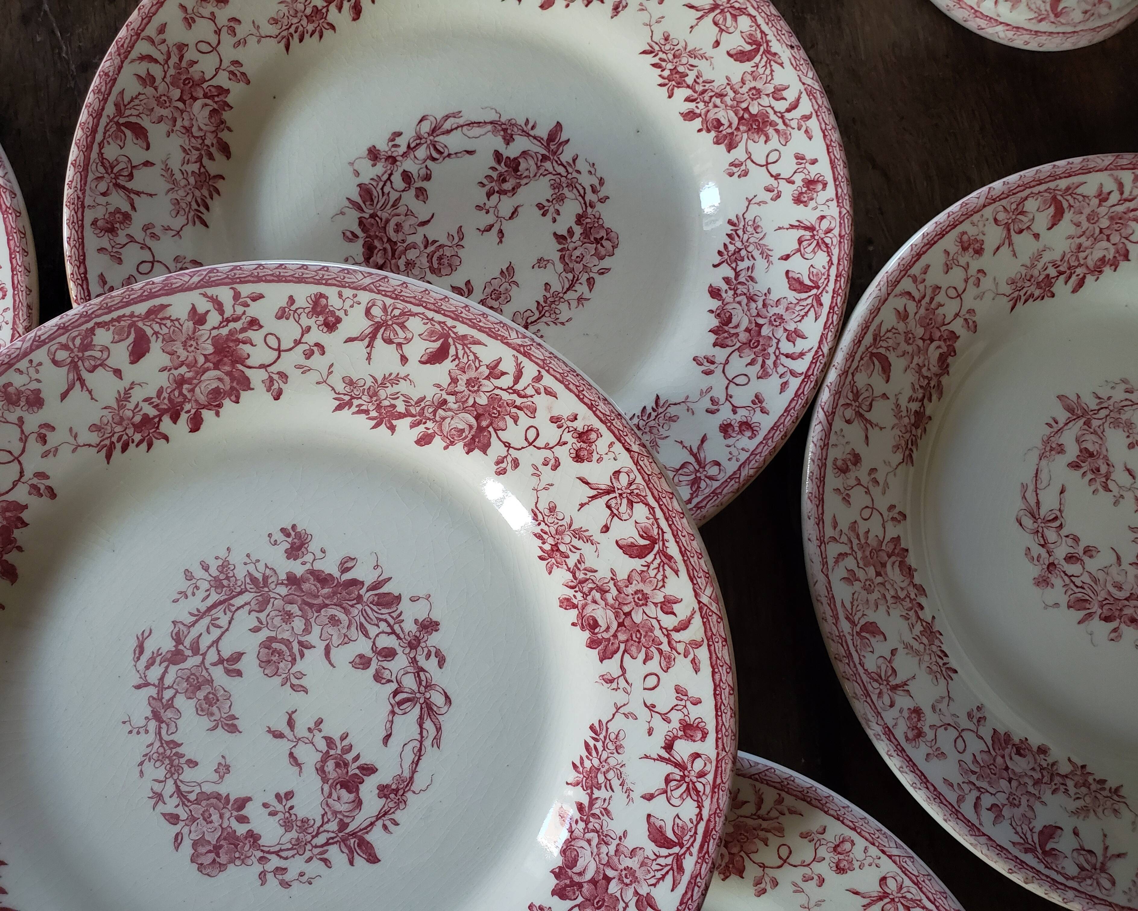 Gien ceramic flat plates. Collection "Bouquets de roses"