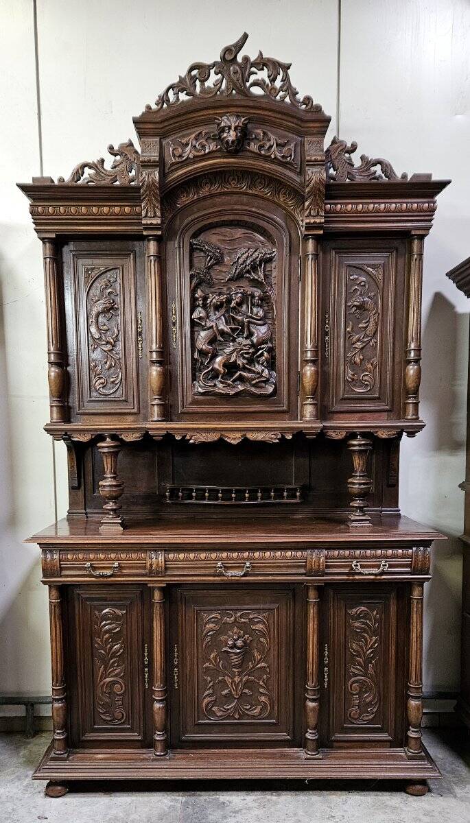 Important two-body buffet in solid walnut, richly carved in pure Renaissance style.