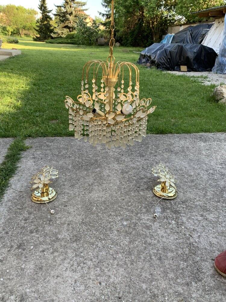 Mid-century chandelier and 2 wall sconces in gilded brass and clear glass, 1960s.