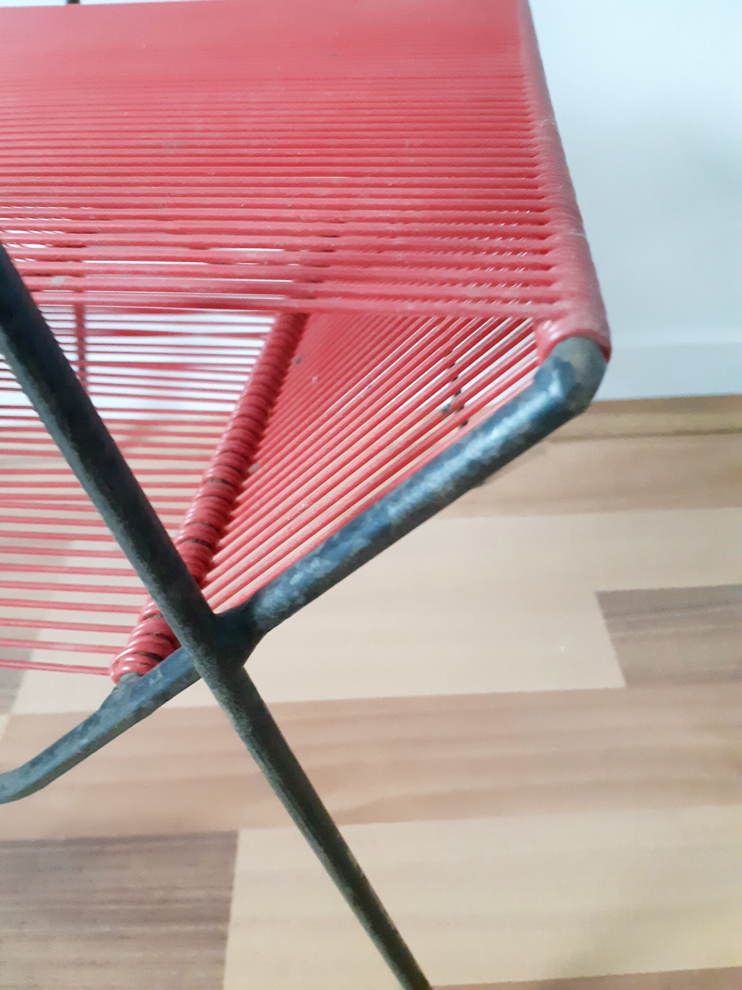 Porte-vinyles vintage en métal noir et scoubidou rouge,  années 50