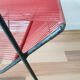 Porte-vinyles vintage en métal noir et scoubidou rouge,  années 50