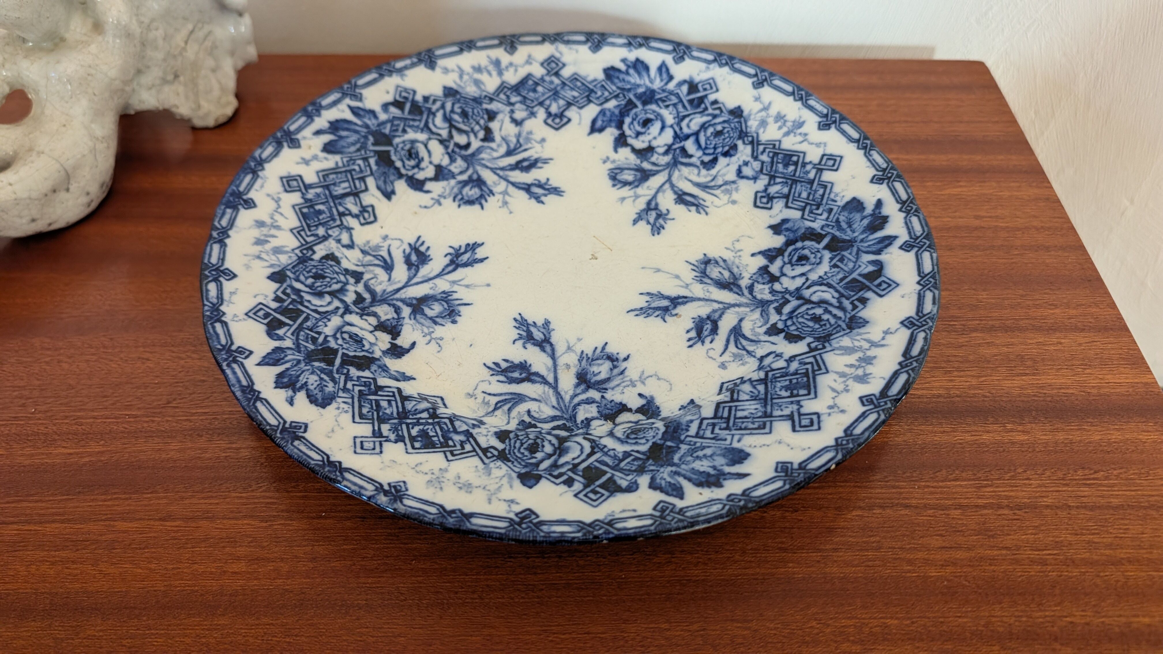 Assiette ancienne bleu cobalt L.M. & Cie – décor floral