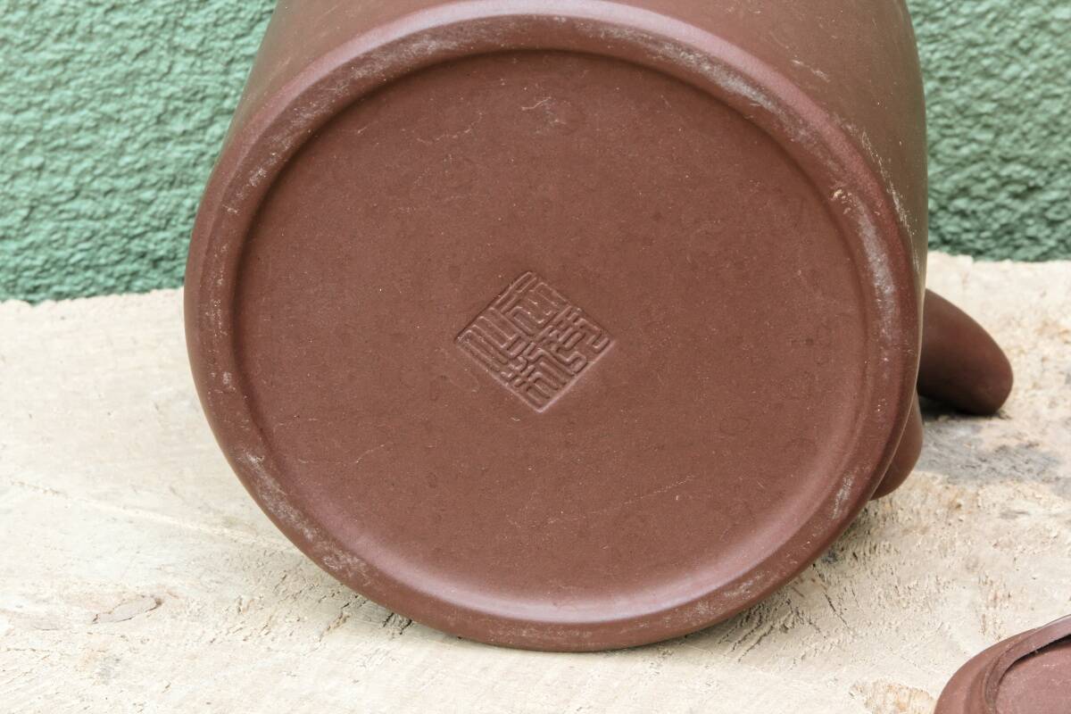 Chinese teapot in stoneware, Yixing, signed