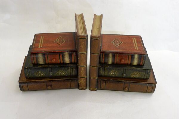 Paire de serres-livres (& boites secrètes) en trompe l'oeil Livres empilés