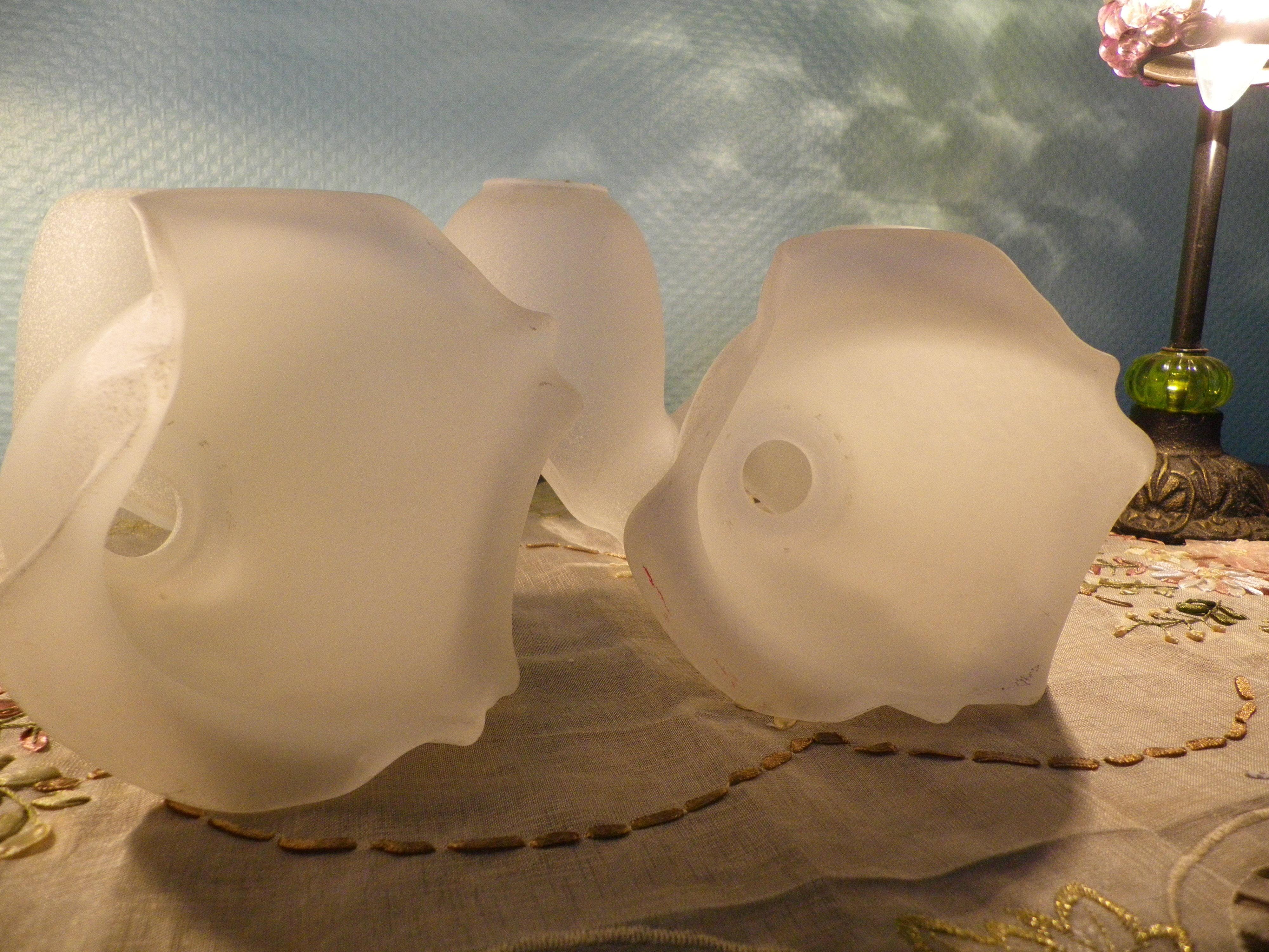 Chandelier of 5 corollas in white granite glass, central decoration with foliage 70s /80s