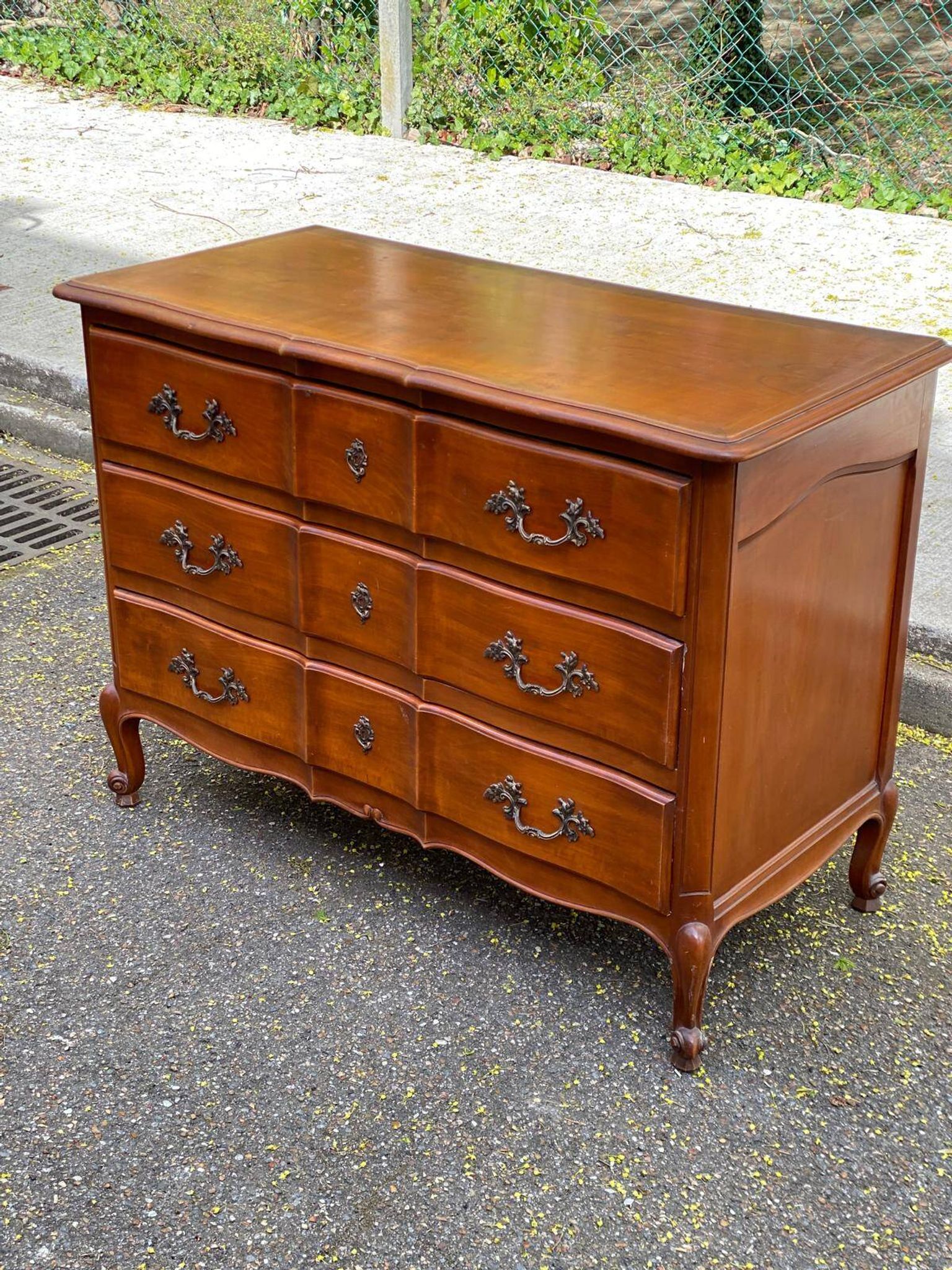 Commode arbalète Louis XV en bois massif merisier du 20ème