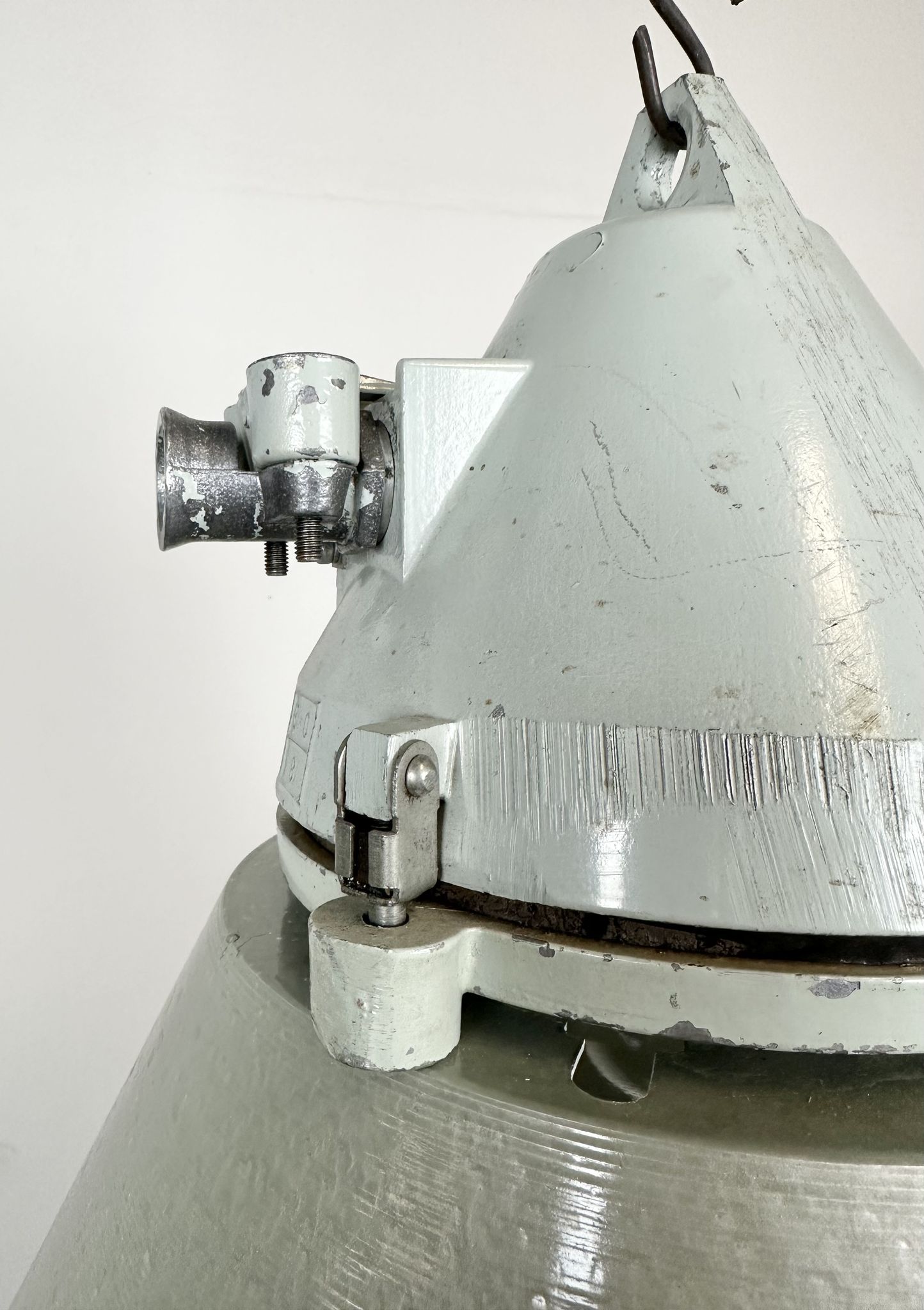 Lampe antidéflagrante industrielle avec abat-jour en aluminium d’Elektrosvit, années 1970