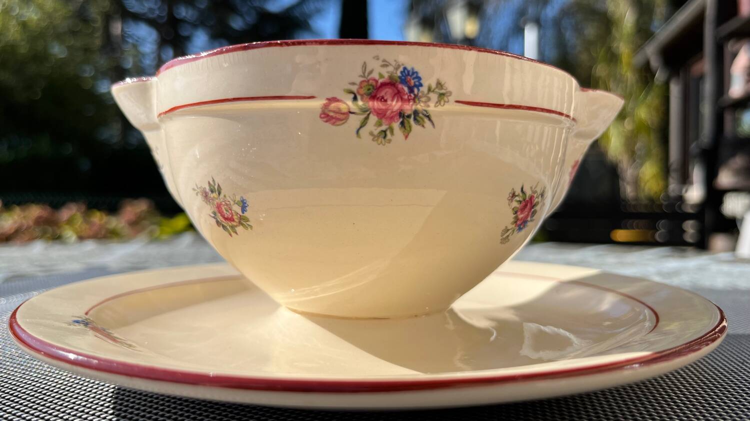 Salins sauce boat with integrated saucer