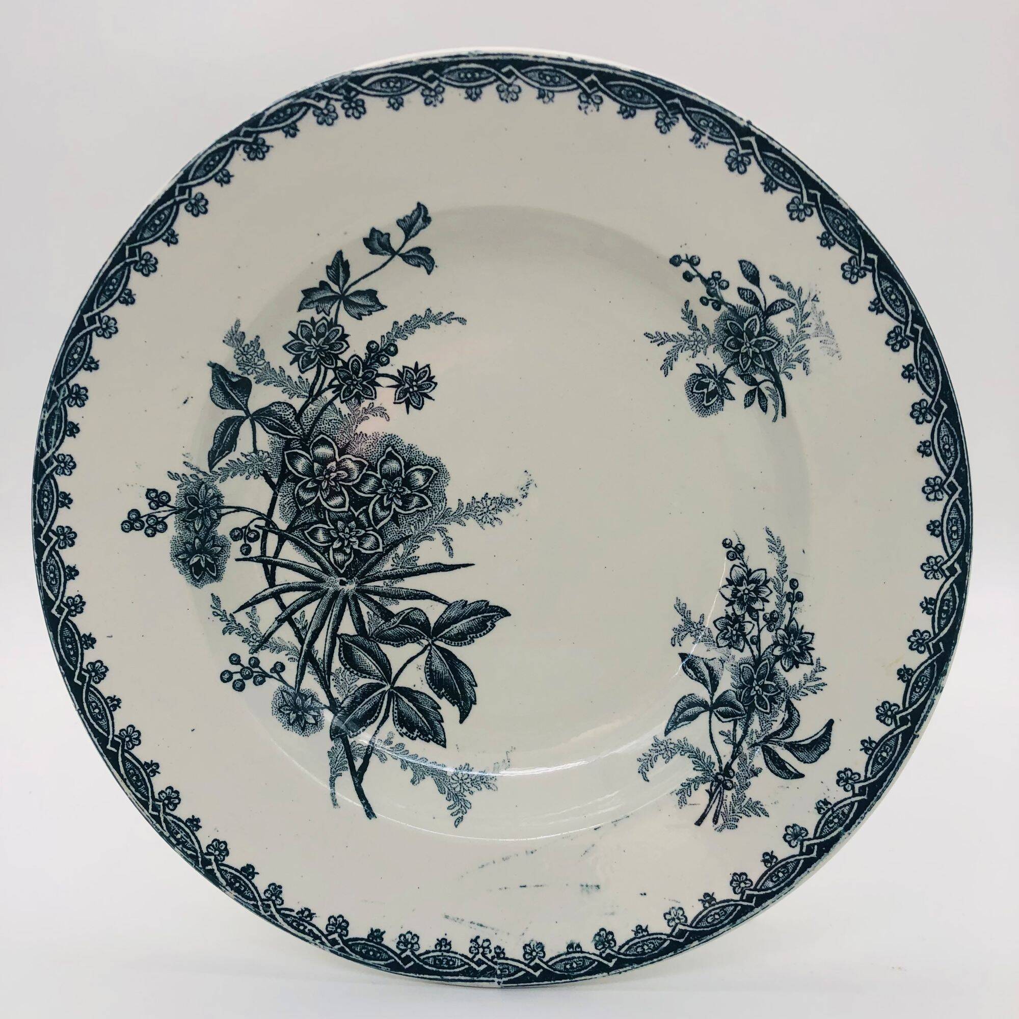 Set of 6 mismatched deep plates.