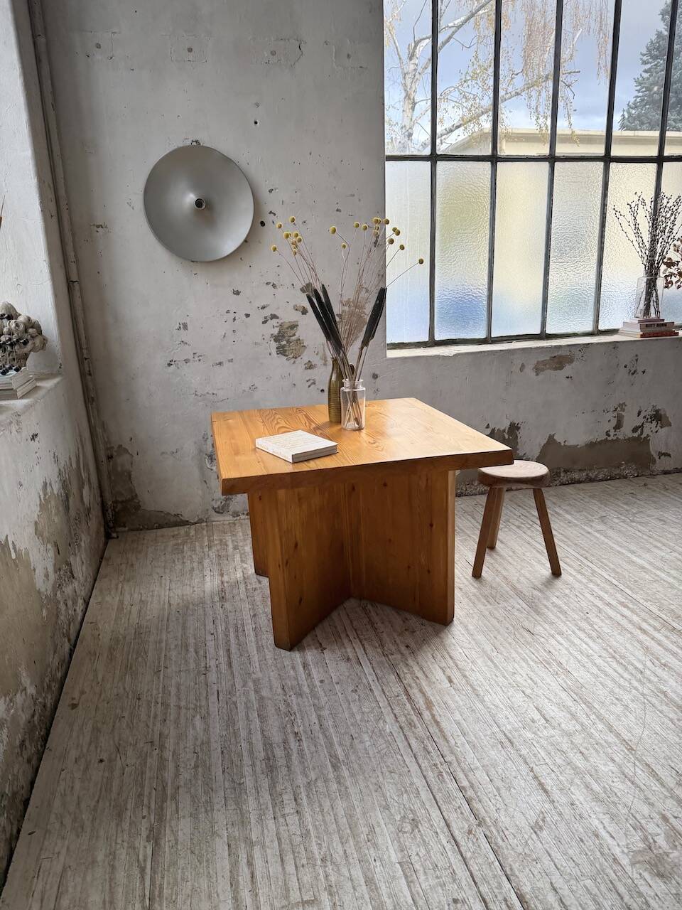 Table carrée moderniste en pin massif, années 50