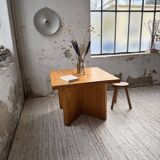 Table carrée moderniste en pin massif, années 50
