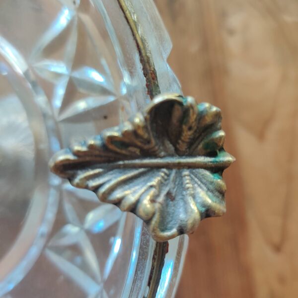 Coupe en cristal taillé cerclée de laiton, fin 19ème