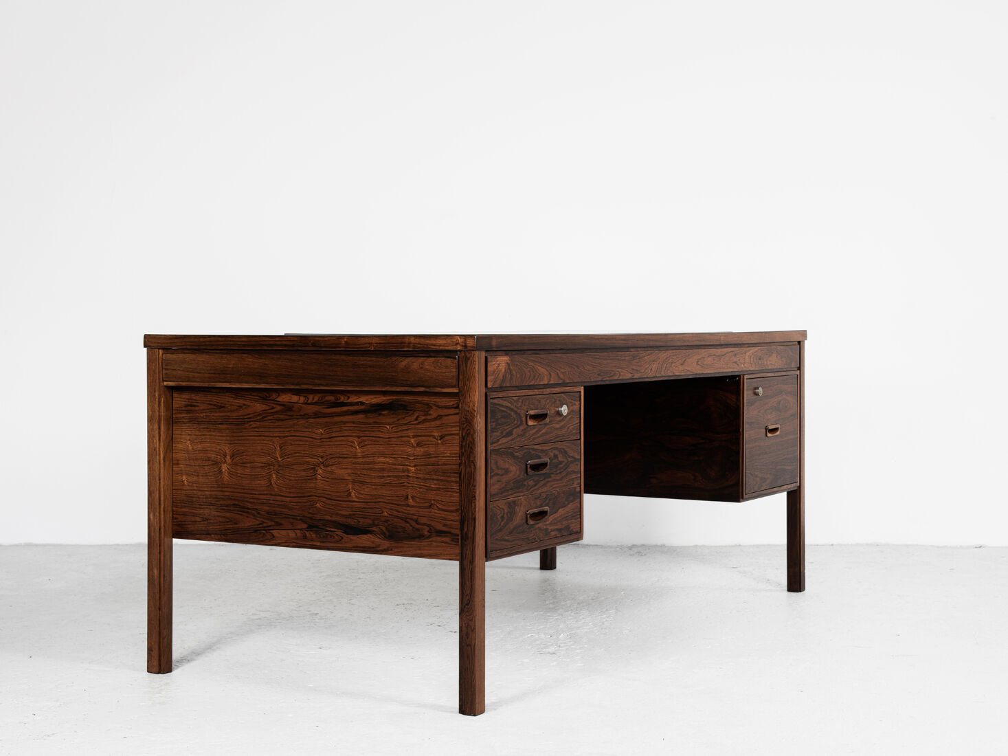Executive desk in rosewood and leather by Søren Willadsen