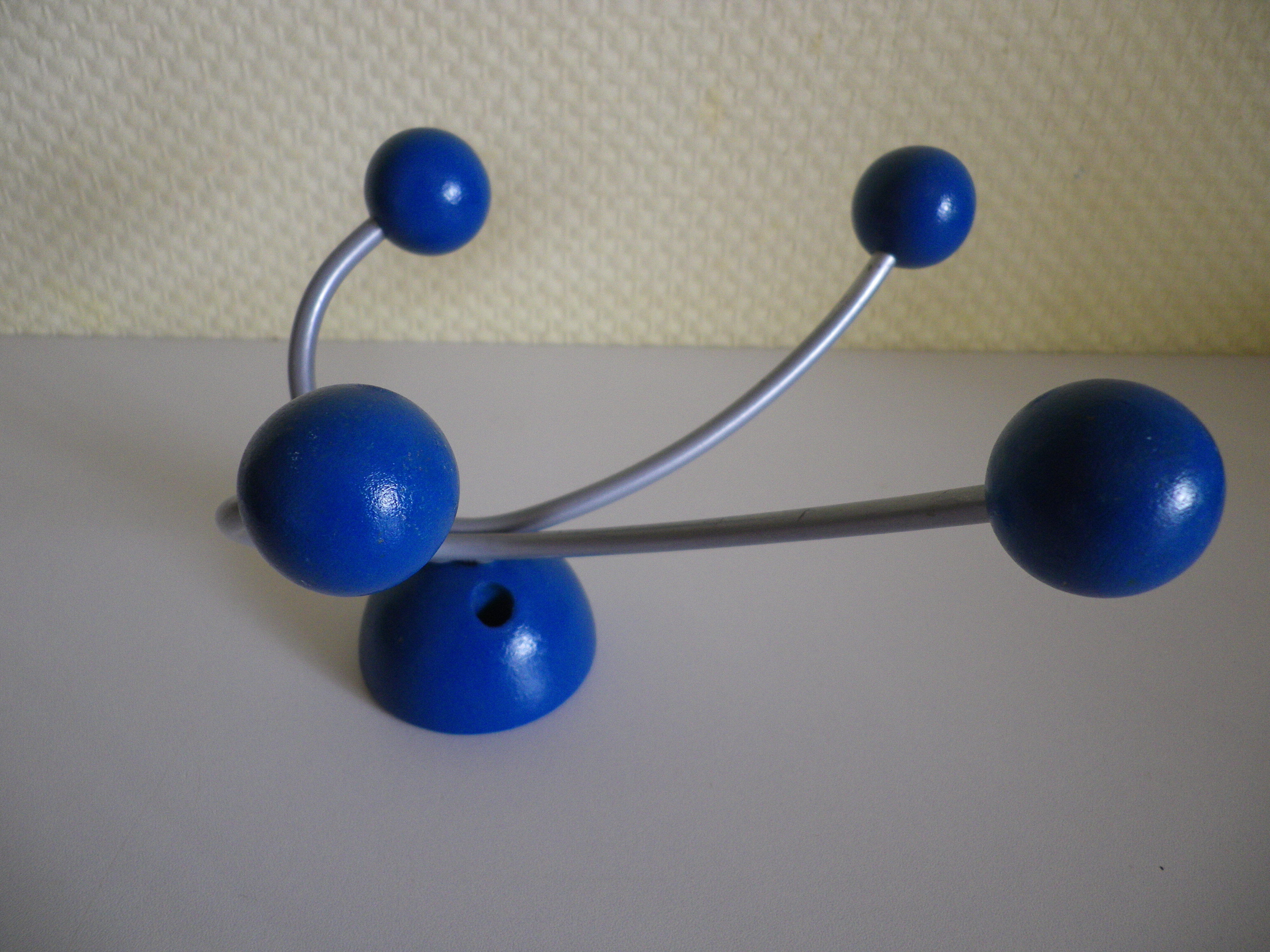 Grey metal wall hook, 4 wooden hangers