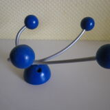 Grey metal wall hook, 4 wooden hangers