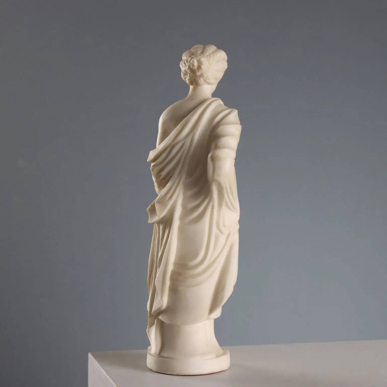 Sculpture of a Roman matron in white marble, Italy, 19th century.