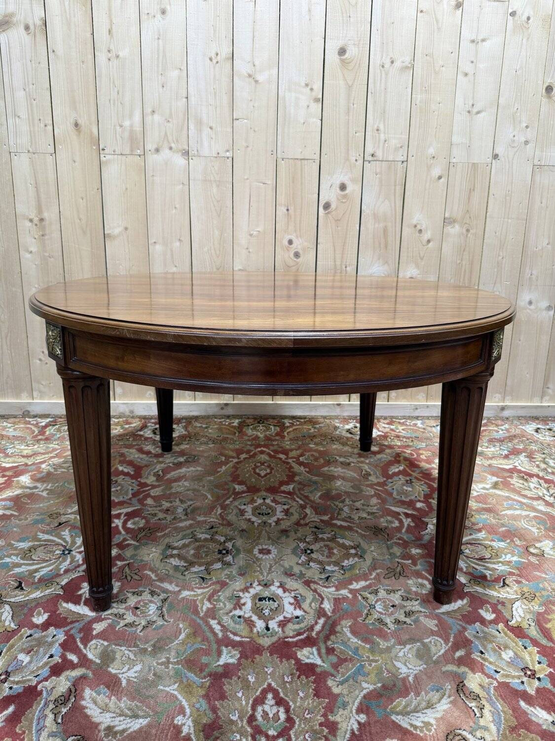 Oval dining table in Louis XVI style made of mahogany.