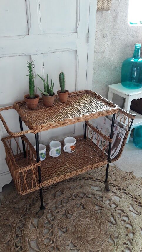 Wheels serving table